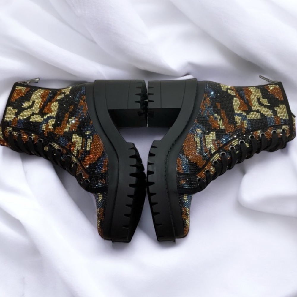 STEVE MADDEN Glass upper Pass Lug Sole Heeled Combat Boot WOMENS size 6 NWT CAMO